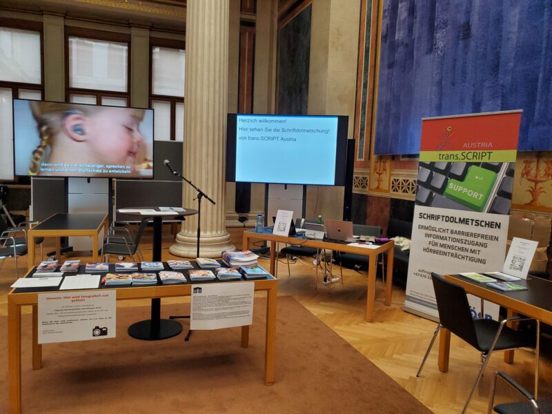 Stand der trans.SCRIPT-Schriftdolmetscher:innen im Parlament